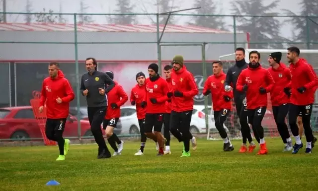 EsEs gözünü Balkes'e dikti EsEs gözünü Balkes'e dikti
