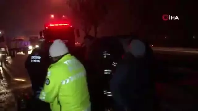 Eskişehir'de otomobil aydınlatma direğine çarptı: 1 ölü Eskişehir'de otomobil aydınlatma direğine çarptı: 1 ölü
