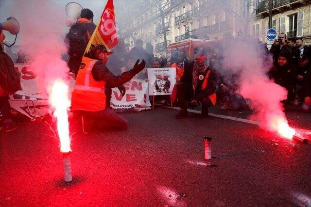 Fransa'da eylemler bitmiyor! Şimdi de doktorlar sokağa çıktı