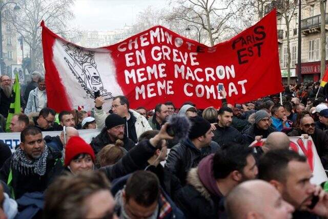 Fransa'da eylemler bitmiyor! Şimdi de doktorlar sokağa çıktı