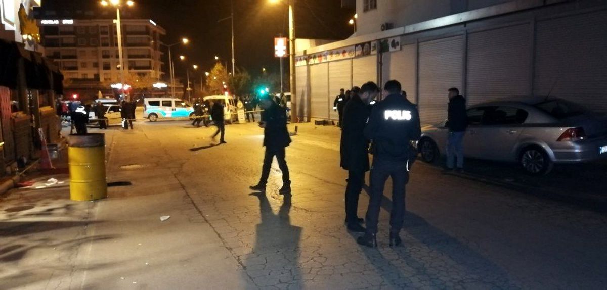 Isparta'da alkollü mekan çıkışında iki taraf arasında kavga çıktı: 1'i ağır 3 kişi yaralandı