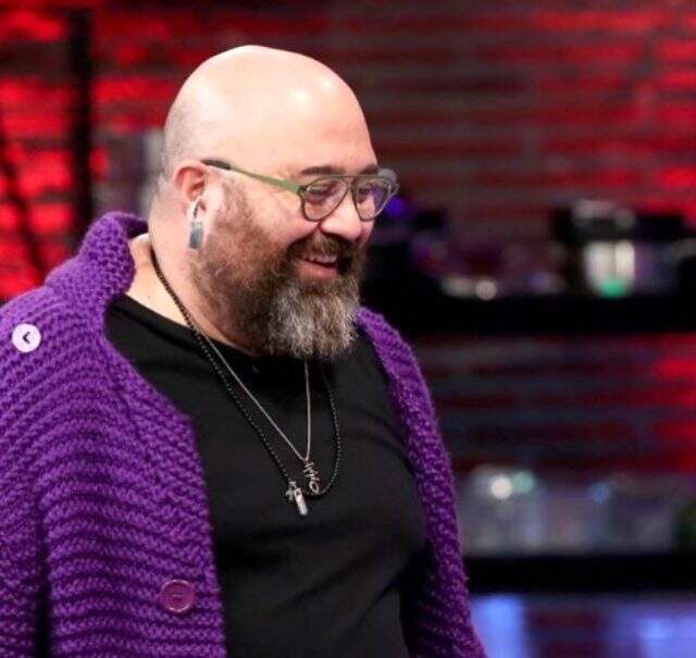 MasterChef'in ünlü şefi Somer Sivrioğlu, mor hırkasıyla sosyal medyada gündem oldu