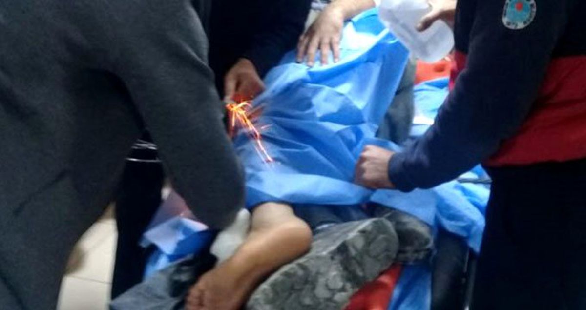 Yaralandıktan sonra acile kaldırılan işçiye yapılan müdahaleler işe yaramayınca itfaiye çağrıldı