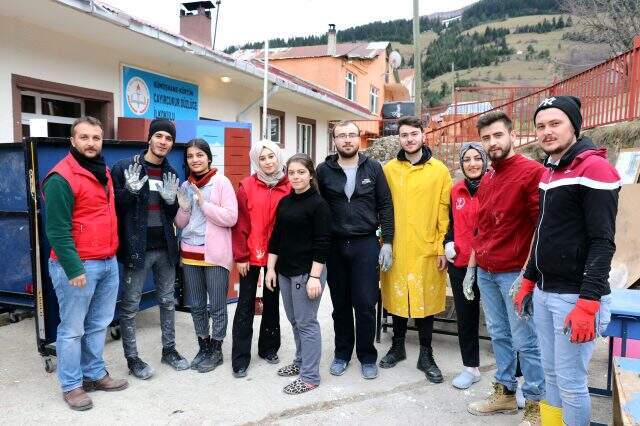 Öğrenciler, harçlıklarını biriktirip 'Şehirlerimiz ayrı, gönüllerimiz aynı' diyerek köy okulunu baştan aşağıya yeniledi