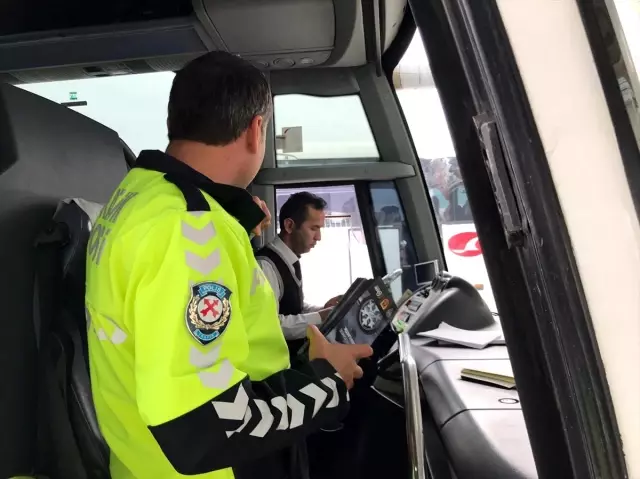 Sakarya polisinden yolcu ve yük taşımacılığı yapan şoförlere kış lastiği uyarısı