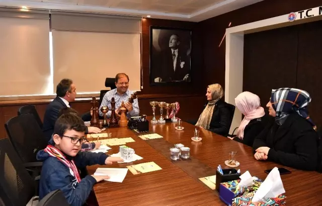 Satranç şampiyonları Başkan Ali Kılıç'ı ziyaret etti