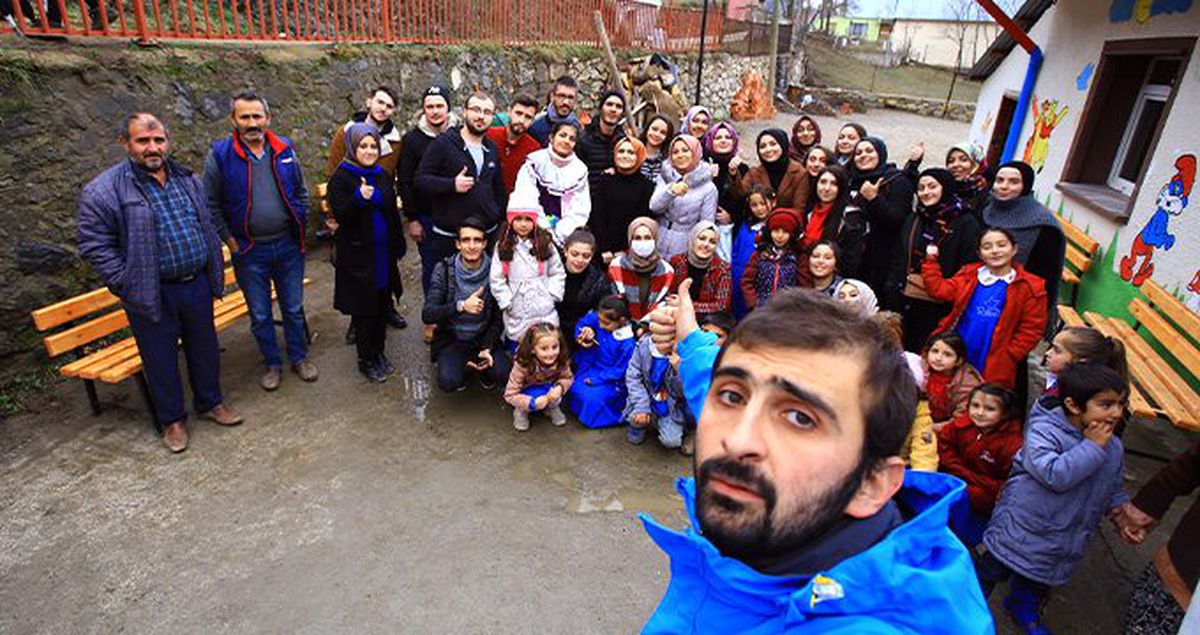 Öğrenciler, harçlıklarını biriktirip 'Şehirlerimiz ayrı, gönüllerimiz aynı' diyerek köy okulunu baştan aşağıya yeniledi