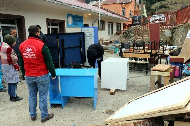 'Şehirlerimiz ayrı, gönüllerimiz aynı' diyerek köy okulunu baştan aşağıya yenilediler