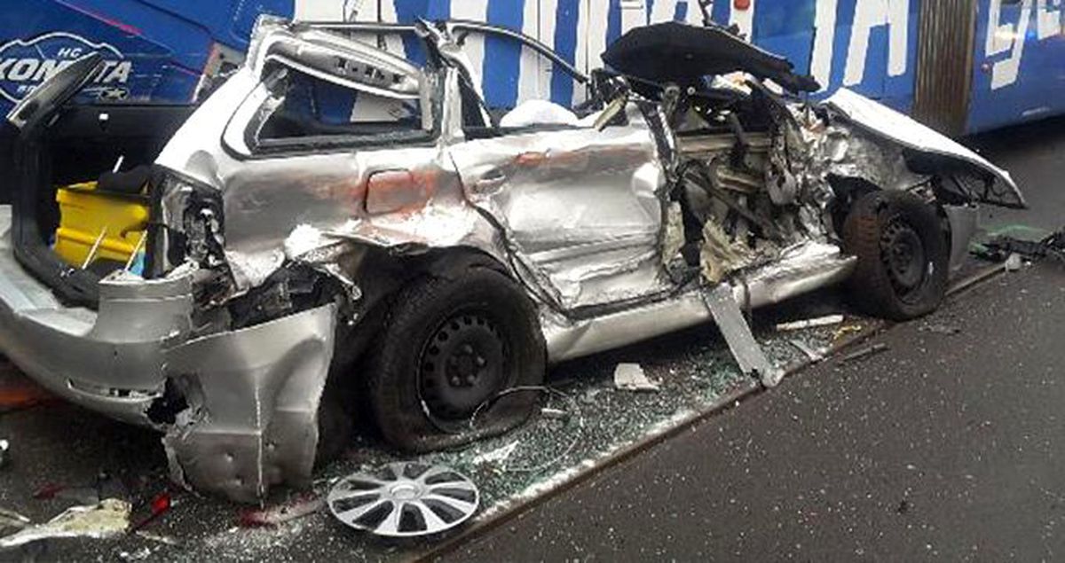 Tramvayların arasında sıkışan otomobilden sağ kurtuldu