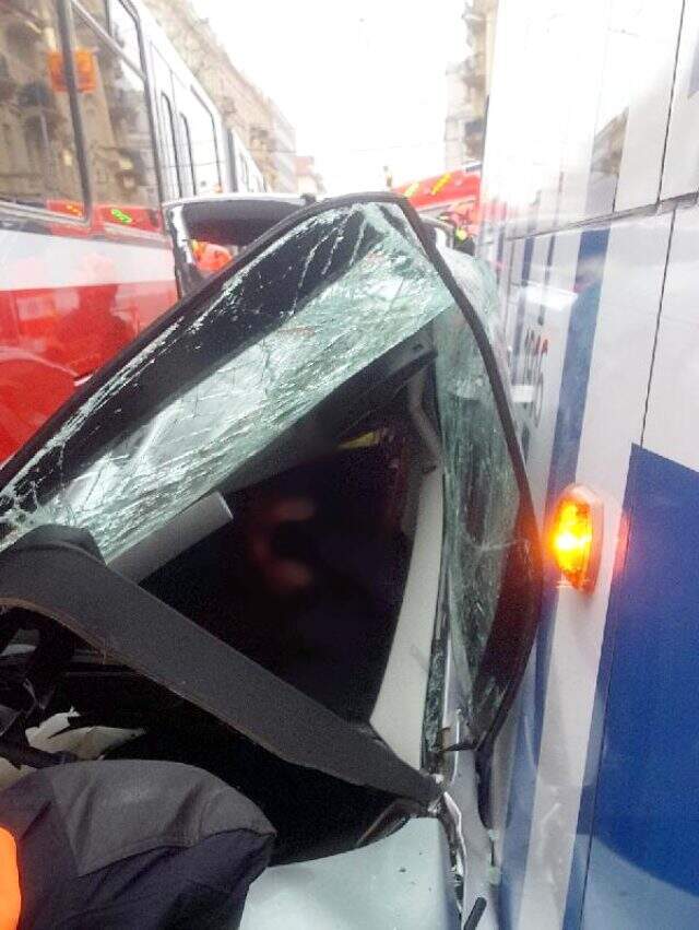 Tramvayların arasında sıkışan otomobilden sağ kurtuldu