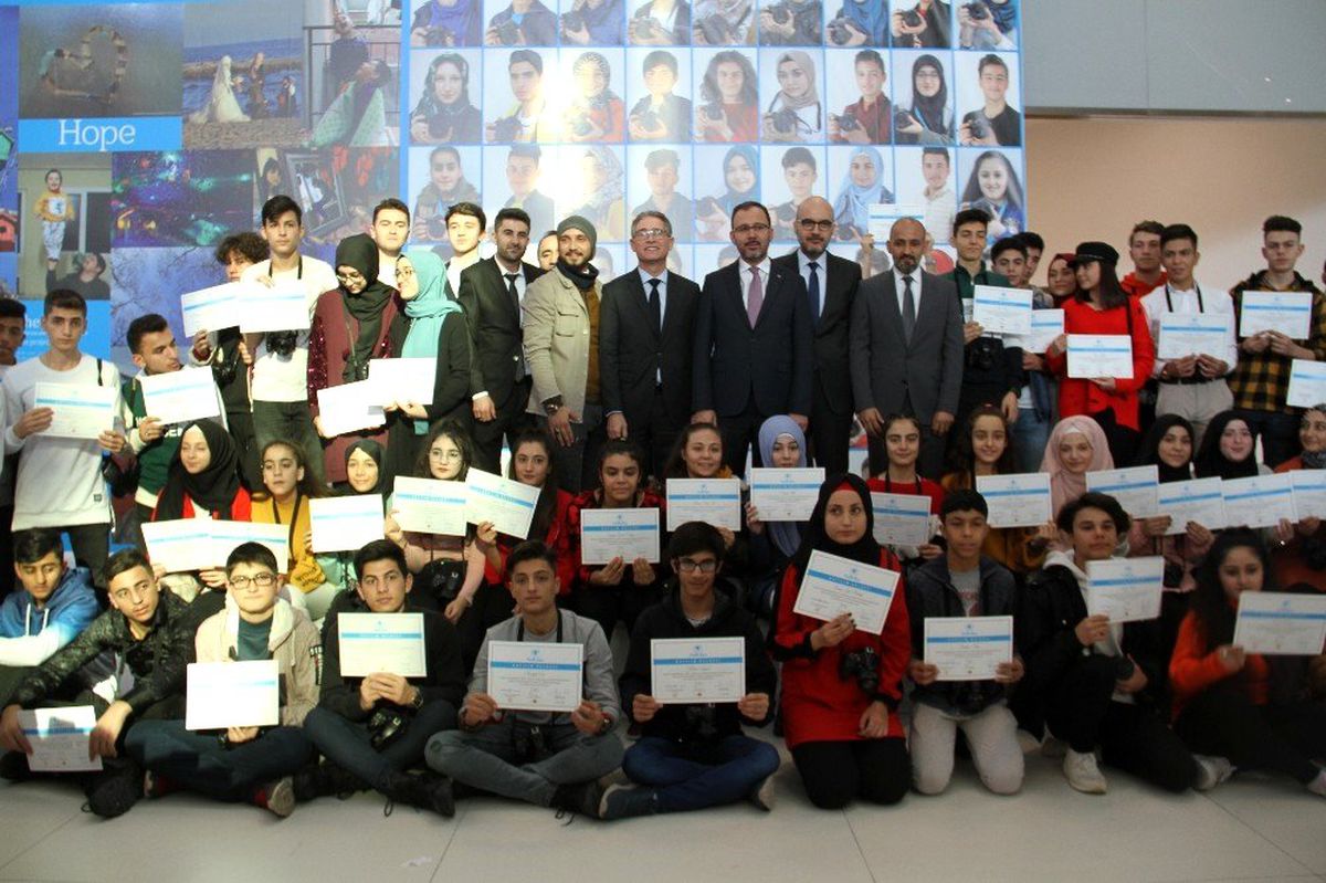 Türk ve Suriyeli gençlerin 'Gelecek Hayalleri' sergisi İstanbul Havalimanında açıldı