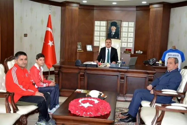 Vali Akbıyık, Balkan şampiyonunu altınla ödüllendirdi Vali Akbıyık, Balkan şampiyonunu altınla ödüllendirdi
