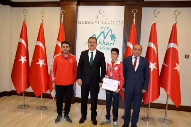 Vali Akbıyık, Balkan şampiyonunu altınla ödüllendirdi