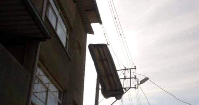 Akılalmaz görüntü: Elektrik direğine kuş yerine çekyat kondu!