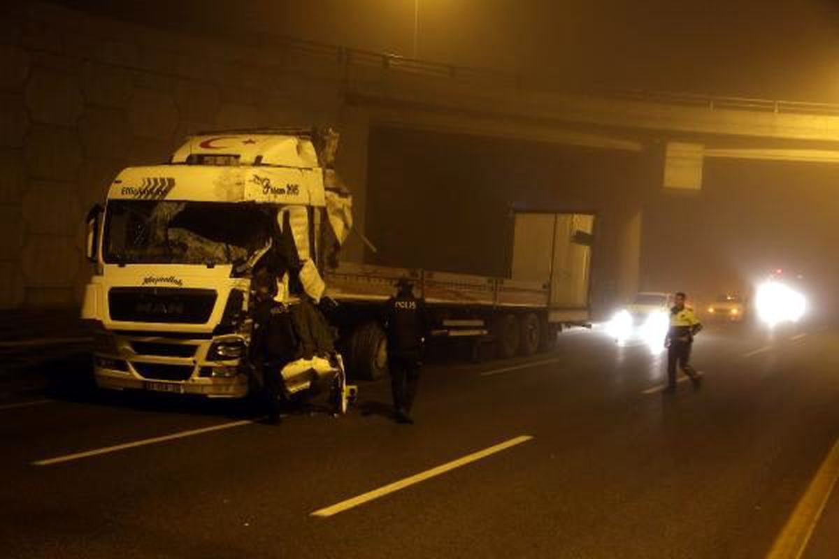 Ankara'da TIR, refüjdeki aydınlatma direğine çarptı: 1 ölü
