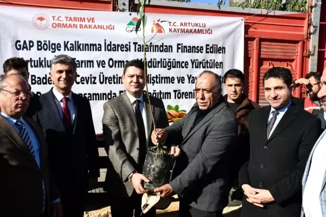 Artuklu'da çiftçiye 46 bin fıstık, badem ve ceviz fidanı dağıtıldı Artuklu'da çiftçiye 46 bin fıstık, badem ve ceviz fidanı dağıtıldı