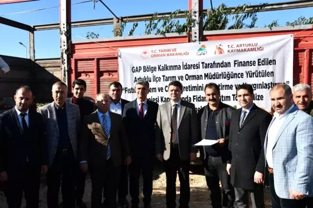 Artuklu'da çiftçiye 46 bin fıstık, badem ve ceviz fidanı dağıtıldı Artuklu'da çiftçiye 46 bin fıstık, badem ve ceviz fidanı dağıtıldı
