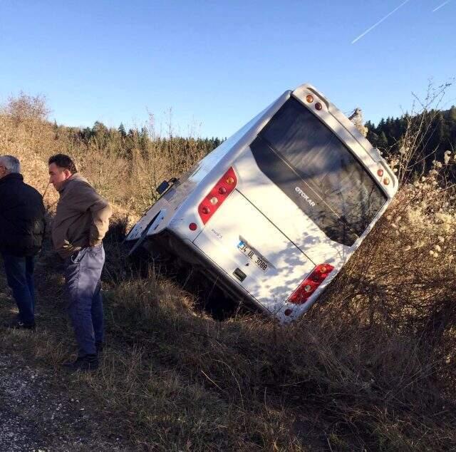 Ayağa kalkan yolcu şoförün üzerine düştü: 5 yaralı