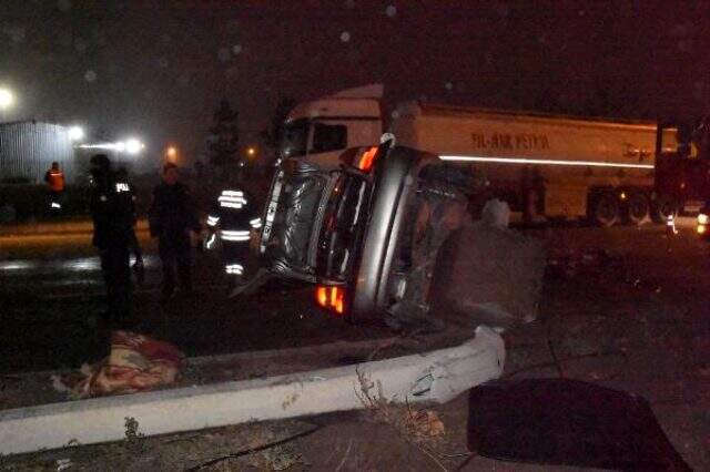 Aydınlatma direğine çarpan otomobilin sürücüsü öldü