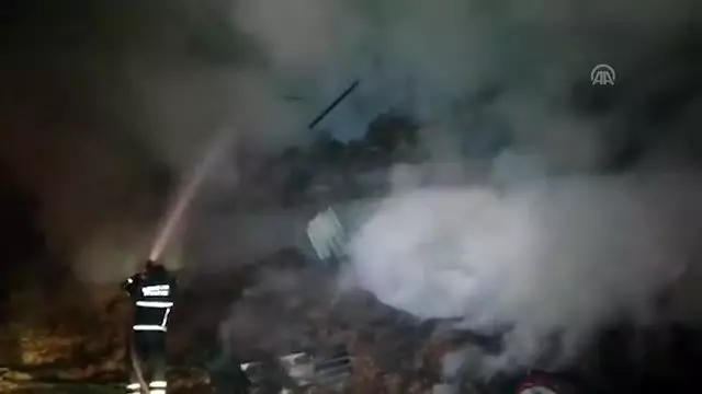 Bafra'da çıkan yangında 25 bin balya saman kül oldu Bafra'da çıkan yangında 25 bin balya saman kül oldu
