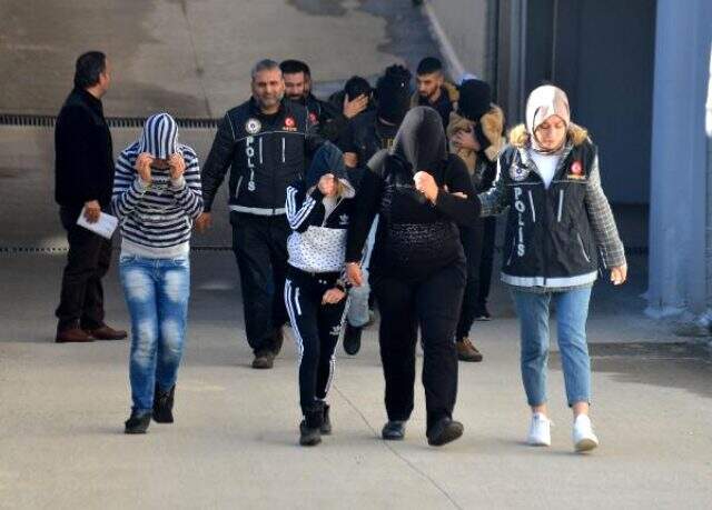 Bereyle yüzünü tamamen kapatan şüpheli, yürümekte zorlandı