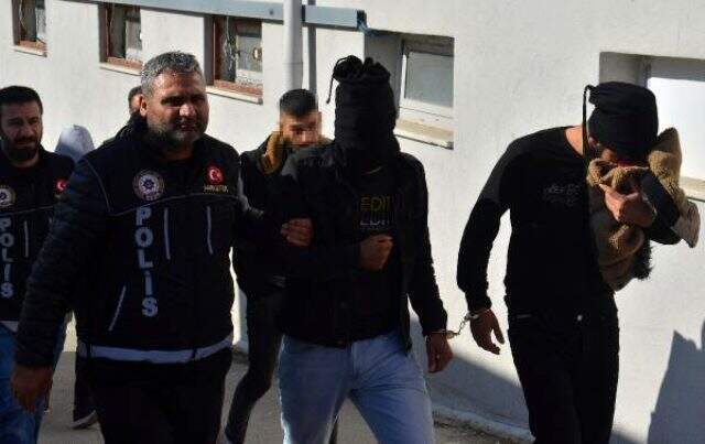 Bereyle yüzünü tamamen kapatan şüpheli, yürümekte zorlandı