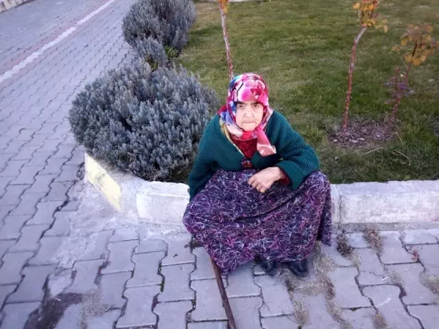 78 yaşındaki felçli kadın bir hafta önce eşini kaybetti, evi yanınca sokakta kaldı 78 yaşındaki felçli kadın bir hafta önce eşini kaybetti, evi yanınca sokakta kaldı
