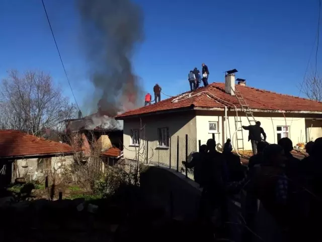 78 yaşındaki felçli kadın bir hafta önce eşini kaybetti, evi yanınca sokakta kaldı 78 yaşındaki felçli kadın bir hafta önce eşini kaybetti, evi yanınca sokakta kaldı