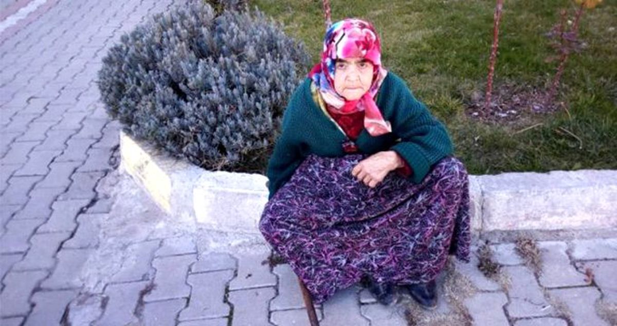 78 yaşındaki felçli kadın bir hafta önce eşini kaybetti, evi yanınca sokakta kaldı