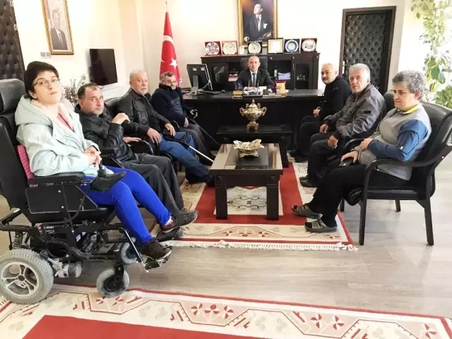 Burhaniye'de engellilerden Kaymakam Öner'e teşekkür plaketi Burhaniye'de engellilerden Kaymakam Öner'e teşekkür plaketi