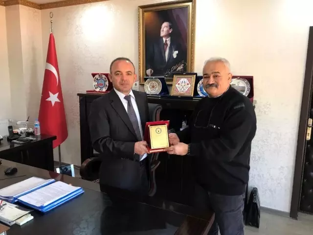 Burhaniye'de engellilerden Kaymakam Öner'e teşekkür plaketi Burhaniye'de engellilerden Kaymakam Öner'e teşekkür plaketi