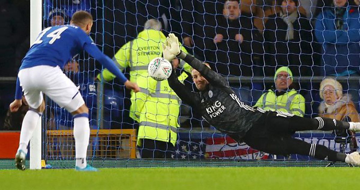 Cenk Tosun kaçırdı, Everton elendi