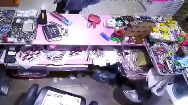 Eşini 17 yerinden bıçaklayan zanlının bıçağı satın alma görüntüleri ortaya çıktı Eşini 17 yerinden bıçaklayan zanlının bıçağı satın alma görüntüleri ortaya çıktı