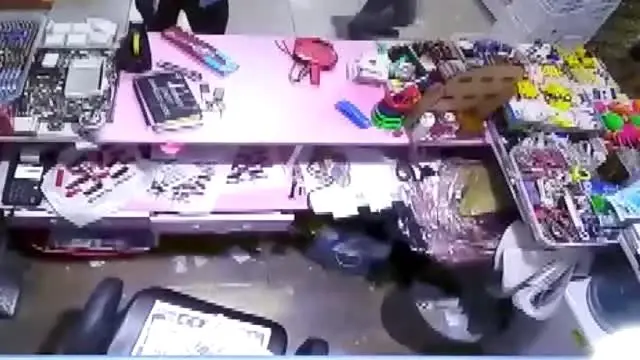 Eşini 17 yerinden bıçaklayan zanlının bıçağı satın alma görüntüleri ortaya çıktı Eşini 17 yerinden bıçaklayan zanlının bıçağı satın alma görüntüleri ortaya çıktı