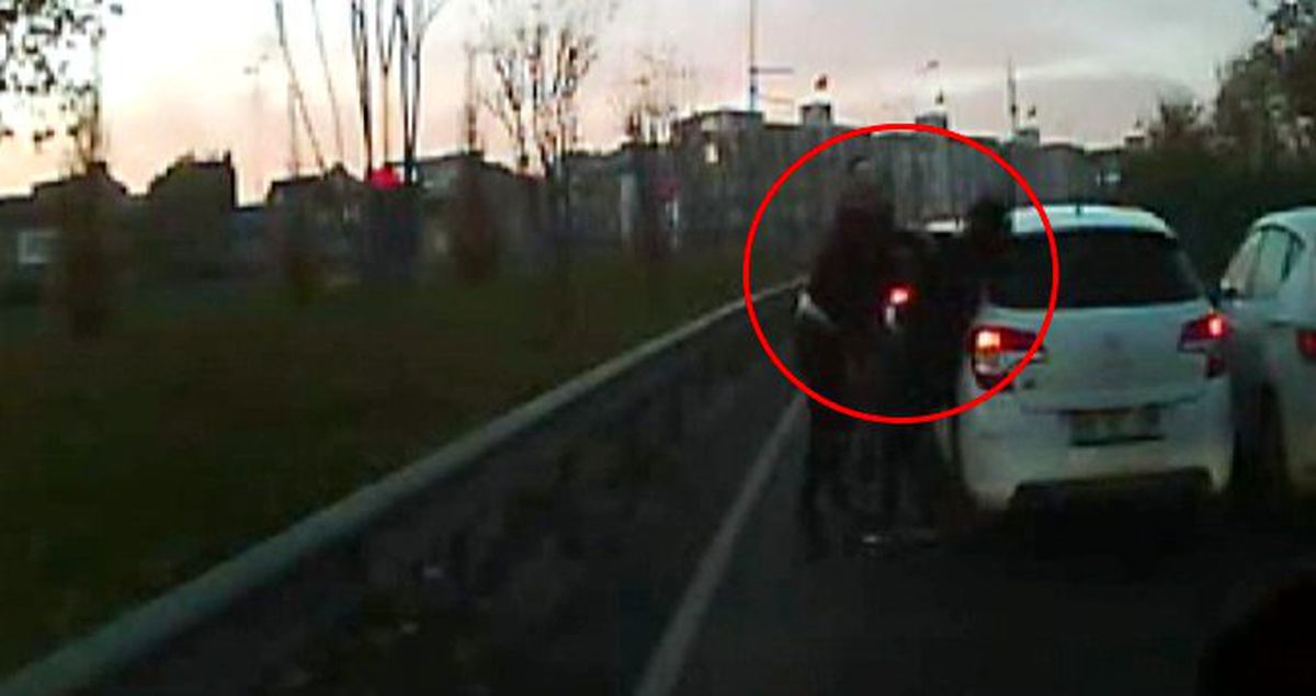 Kadın doktor korna çaldığı için yol ortasında dehşeti yaşadı! Olay anı kamerada