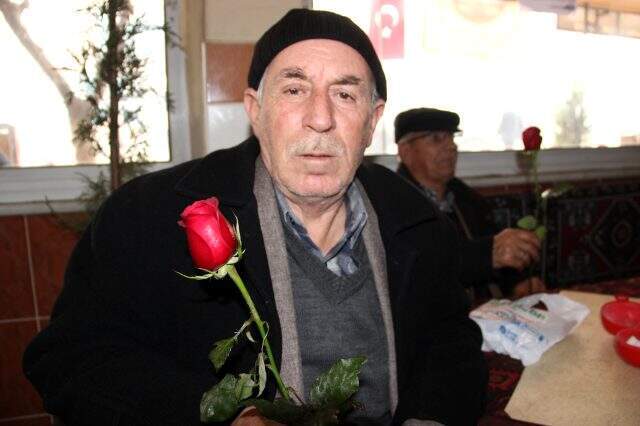 Kahvehane işletmecisinden alkışlanacak yazı: 'Kadınlar bize Allah'ın hediyesidir. Kadın şiddetine hayır!