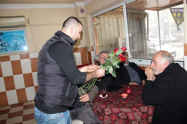 Kahvehane işletmecisinden alkışlanacak yazı: 'Kadınlar bize Allah'ın hediyesidir. Kadın şiddetine hayır!