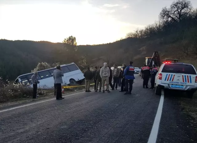 Kastamonu'da yolcunun sürücünün üzerine düşmesi sonucu otobüs devrildi