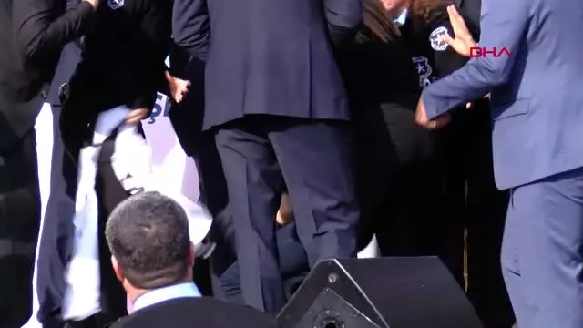 Kılıçdaroğlu'nun katıldığı açılış öncesi pankart açmak isteyen kadına müdahale