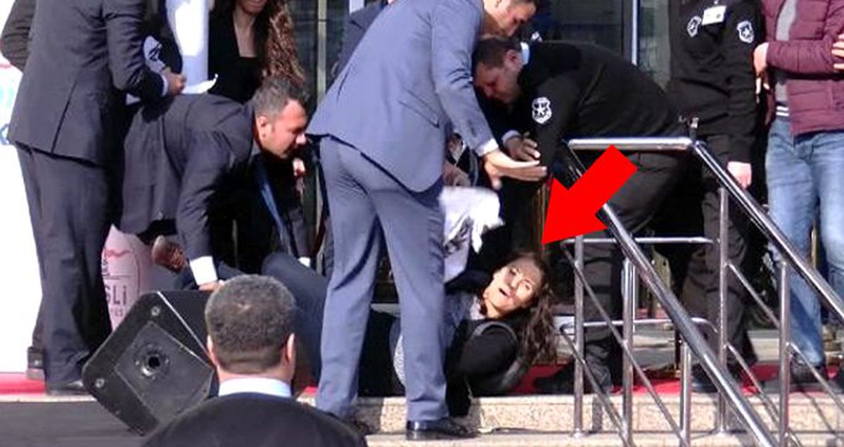 Kılıçdaroğlu'nun katıldığı açılış öncesi pankart açmak isteyen kadına müdahale!