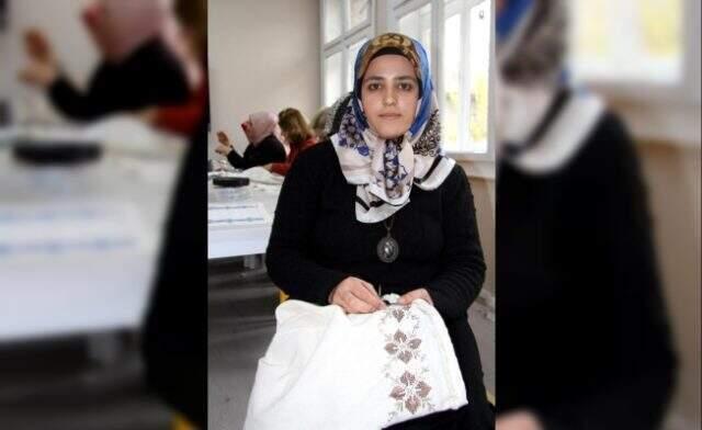 Kursta öğrendiği el işiyle aile bütçesine katkı sağlıyor