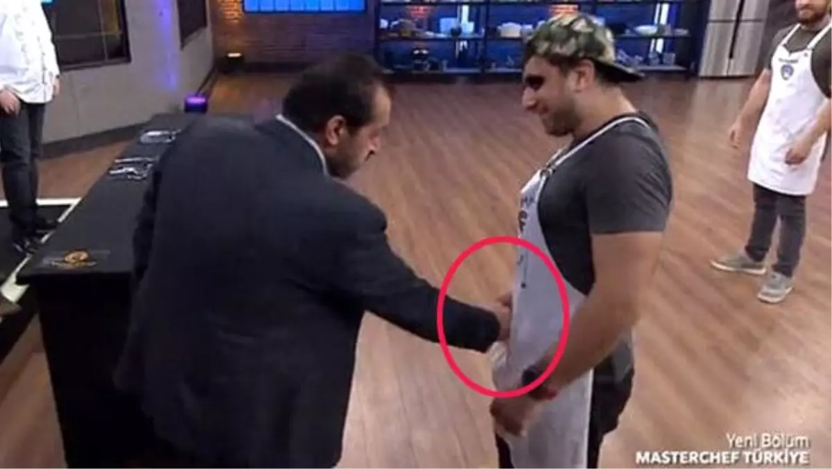 MasterChef Türkiye�de Mehmet Şef, Yasin Obuz�u et çalarken yakaladı
