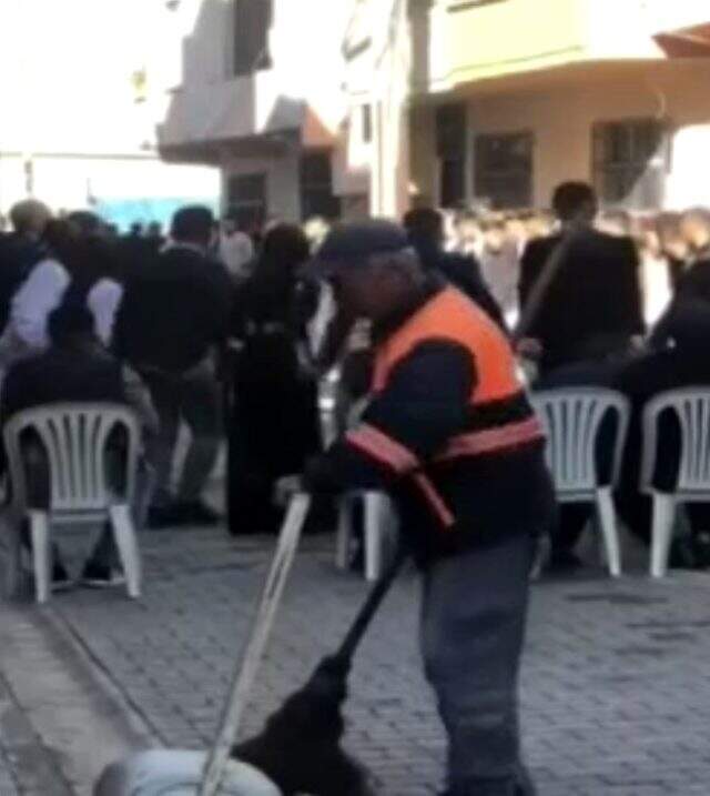 Müziğe kendini kaptıran temizlik işçisinin dansı sosyal medyayı salladı
