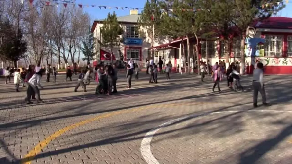 Okula bağışladığı kitapla yargılanmaktan kurtuldu