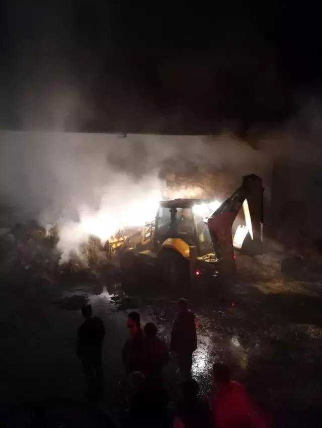 Samsun'da çıkan yangında 25 bin balya saman kül oldu Samsun'da çıkan yangında 25 bin balya saman kül oldu