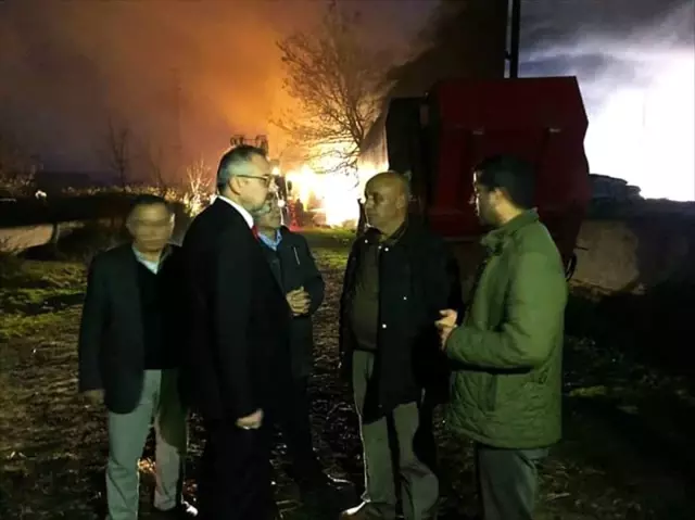 Samsun'da çıkan yangında 25 bin balya saman kül oldu Samsun'da çıkan yangında 25 bin balya saman kül oldu