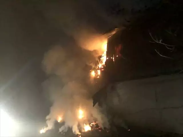 Samsun'da çıkan yangında 25 bin balya saman kül oldu Samsun'da çıkan yangında 25 bin balya saman kül oldu