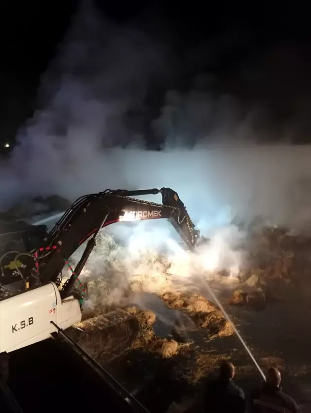 Samsun'da çıkan yangında 25 bin balya saman kül oldu Samsun'da çıkan yangında 25 bin balya saman kül oldu