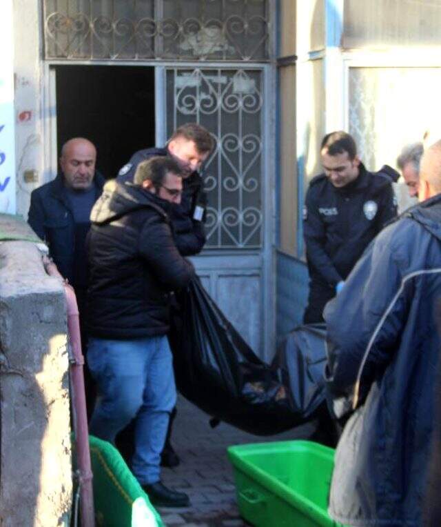 Sivas'ta inşaat işçisi, kendisini iple tavana asarak intihar etti