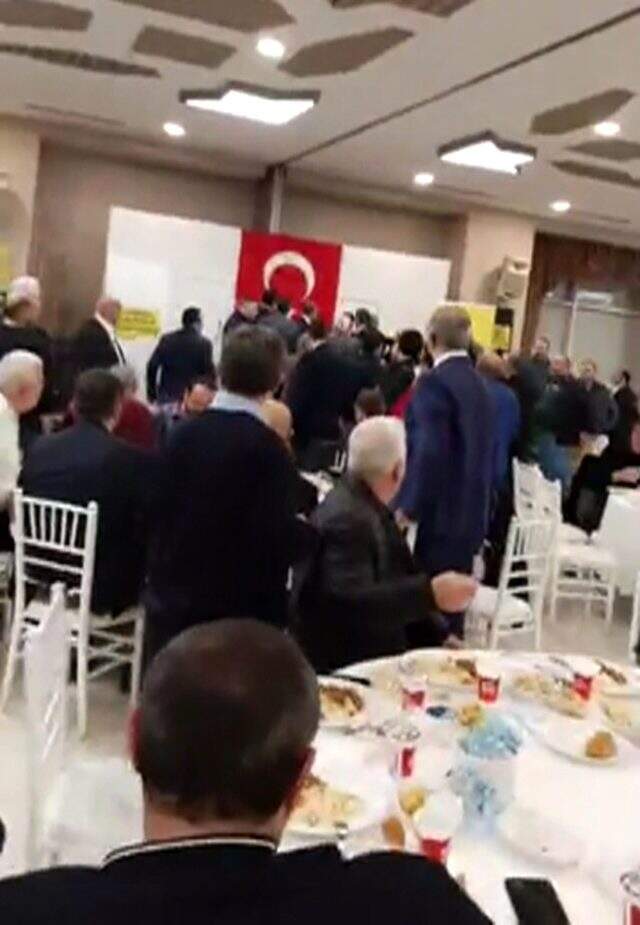 Taksiciler bu kez toplantıda birbirlerine girdiler